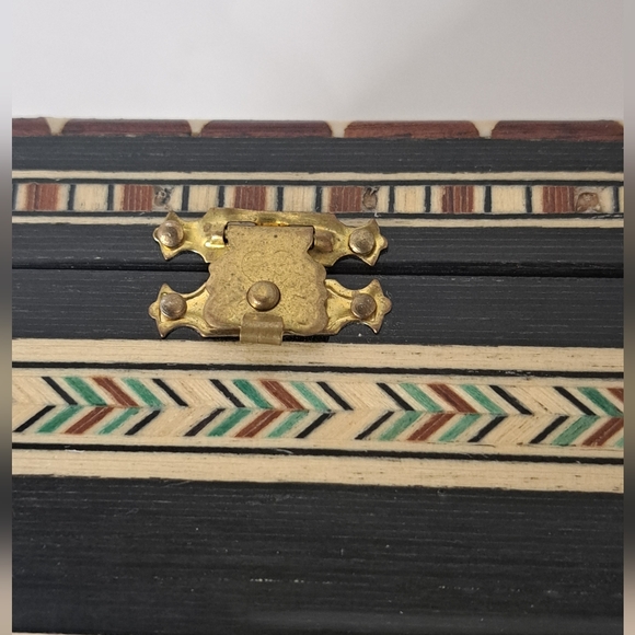 Vintage Wooden Lidded Trinket Box with Inlaid Marquetry in Geometric Design - Picture 4 of 7